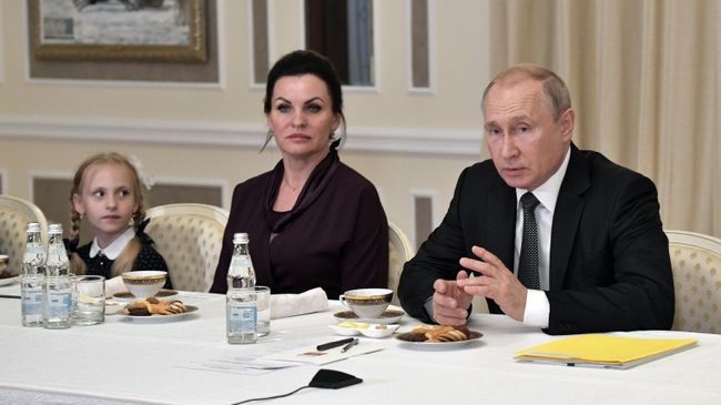 Президент РФ Владимир Путин во время встречи с членами семей офицеров, погибших на борту глубоководного аппарата в Баренцевом море. 27 июля 2019 Президент РФ Владимир Путин во время встречи с членами семей офицеров, погибших на борту глубоководного аппарата в Баренцевом море. 27 июля 2019