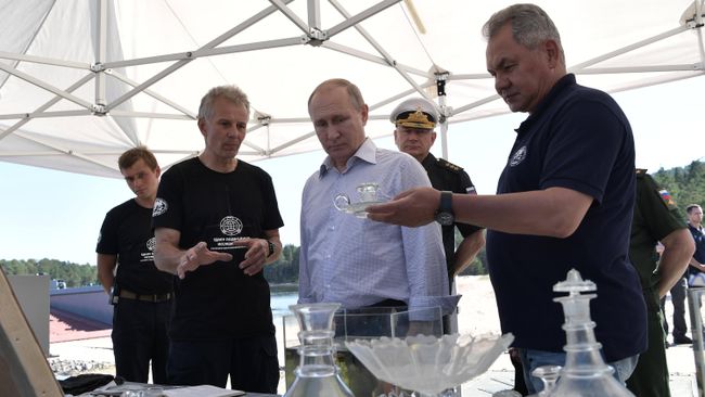Президент РФ Владимир Путин и министр обороны РФ Сергей Шойгу во время осмотра коллекции посуды с борта судна, которое затонуло в XIX веке у побережья острова Гогланд в Финском заливе Президент РФ Владимир Путин и министр обороны РФ Сергей Шойгу во время осмотра коллекции посуды с борта судна, которое затонуло в XIX веке у побережья острова Гогланд в Финском заливе