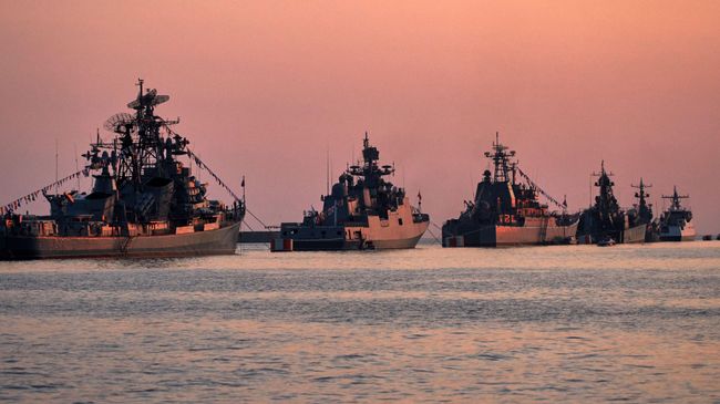 Военные корабли в бухте Севастополя Военные корабли в бухте Севастополя