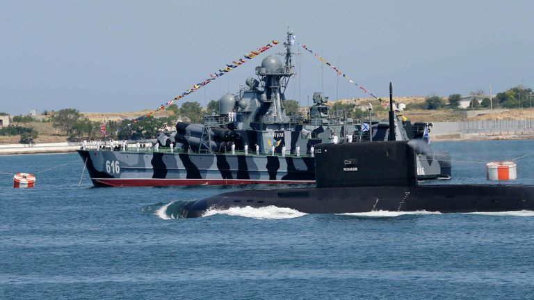 МРК Самум во время парада кораблей в Севастополе в честь Дня Военно-морского флота России МРК Самум во время парада кораблей в Севастополе в честь Дня Военно-морского флота России