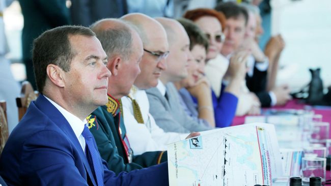 Председатель правительства РФ Дмитрий Медведев во время парада кораблей в Севастополе в честь Дня Военно-морского флота России Председатель правительства РФ Дмитрий Медведев во время парада кораблей в Севастополе в честь Дня Военно-морского флота России
