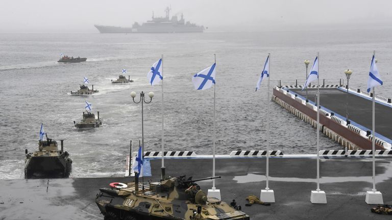 Высадка морского десанта во время показательных выступлений в рамках празднования Дня ВМФ во Владивостоке Высадка морского десанта во время показательных выступлений в рамках празднования Дня ВМФ во Владивостоке