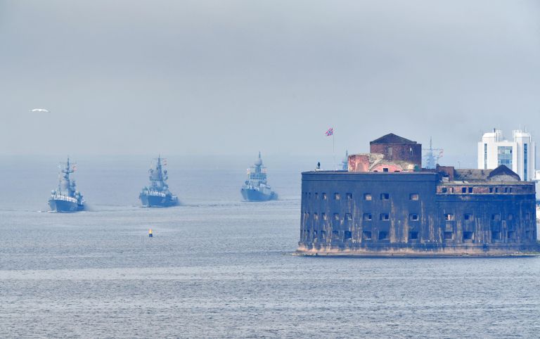 Корабли Военно-Морского флота РФ на главном военно-морском параде, посвященном Дню ВМФ, в Кронштадте
