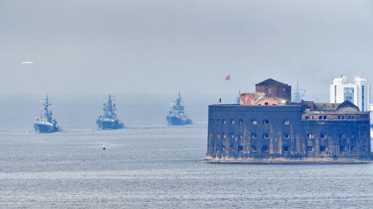 Корабли Военно-Морского флота РФ на главном военно-морском параде, посвященном Дню ВМФ, в Кронштадте Корабли Военно-Морского флота РФ на главном военно-морском параде, посвященном Дню ВМФ, в Кронштадте
