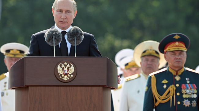Президент России Владимир Путин выступает во время Главного военно-морского парада по случаю Дня Военно-морского флота РФ в Санкт-Петербурге. 28 июля 2019 Президент России Владимир Путин выступает во время Главного военно-морского парада по случаю Дня Военно-морского флота РФ в Санкт-Петербурге. 28 июля 2019