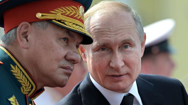 Президент РФ Владимир Путин и министр обороны Сергей Шойгу во время Главного военно-морского парада по случаю Дня Военно-морского флота РФ в Санкт-Петербурге. 28 июля 2019 Президент РФ Владимир Путин и министр обороны Сергей Шойгу во время Главного военно-морского парада по случаю Дня Военно-морского флота РФ в Санкт-Петербурге. 28 июля 2019