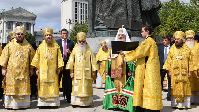 Патриарх Московский и всея Руси Кирилл во время молебна у памятника святому князю Владимиру на Боровицкой площади по случаю Дня Крещения Руси Патриарх Московский и всея Руси Кирилл во время молебна у памятника святому князю Владимиру на Боровицкой площади по случаю Дня Крещения Руси