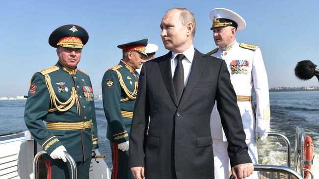 Президент РФ Владимир Путин на катере Раптор совершает обход парадного строя кораблей - участников Главного военно-морского парада. 28 июля 2019 Президент РФ Владимир Путин на катере Раптор совершает обход парадного строя кораблей - участников Главного военно-морского парада. 28 июля 2019
