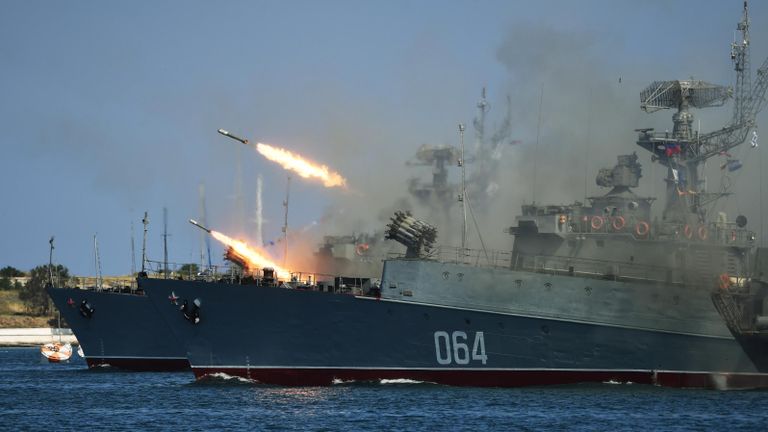 Стрельбы из реактивных бомбометов РБУ-6000 Смерч-2 с палуб кораблей в честь Дня ВМФ в Севастополе Стрельбы из реактивных бомбометов РБУ-6000 Смерч-2 с палуб кораблей в честь Дня ВМФ в Севастополе