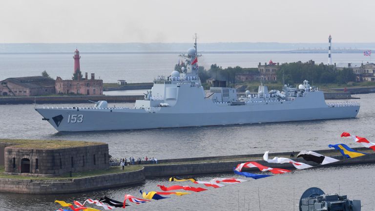 Ракетный эскадренный миноносец военно-морских сил КНР Сиань на главном военно-морском параде, посвященном Дню ВМФ, в Кронштадте Ракетный эскадренный миноносец военно-морских сил КНР Сиань на главном военно-морском параде, посвященном Дню ВМФ, в Кронштадте