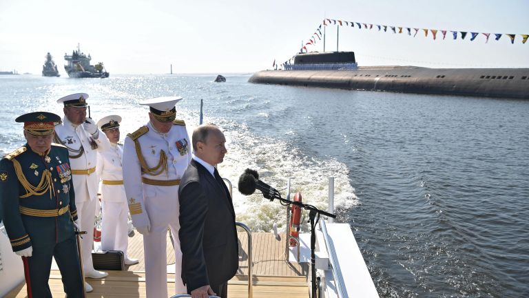 Президент РФ Владимир Путин на катере Раптор совершает обход парадного строя кораблей - участников Главного военно-морского парада по случаю празднования Дня Военно-морского флота РФ, выстроившихся в акватории Финского залива и на Кронштадтском рейде Президент РФ Владимир Путин на катере Раптор совершает обход парадного строя кораблей - участников Главного военно-морского парада по случаю празднования Дня Военно-морского флота РФ, выстроившихся в акватории Финского залива и на Кронштадтском рейде