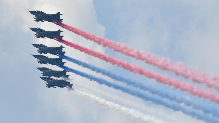 Штурмовики Су-25 в небе на главном военно-морском параде, посвященном Дню ВМФ, в Кронштадте Штурмовики Су-25 в небе на главном военно-морском параде, посвященном Дню ВМФ, в Кронштадте