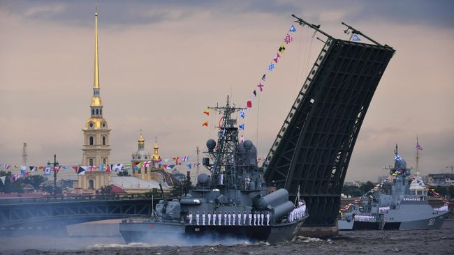 Малый ракетный корабль проекта 1234 Пассат и малый ракетный корабль проекта 21631 Серпухов у Дворцового моста на главном военно-морском параде, посвященном Дню ВМФ в Санкт-Петербурге Малый ракетный корабль проекта 1234 Пассат и малый ракетный корабль проекта 21631 Серпухов у Дворцового моста на главном военно-морском параде, посвященном Дню ВМФ в Санкт-Петербурге