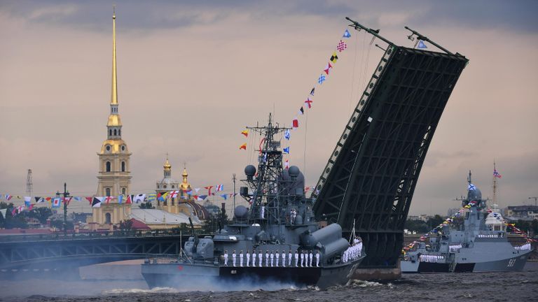 Малый ракетный корабль проекта 1234 Пассат и малый ракетный корабль проекта 21631 Серпухов у Дворцового моста на главном военно-морском параде, посвященном Дню ВМФ в Санкт-Петербурге Малый ракетный корабль проекта 1234 Пассат и малый ракетный корабль проекта 21631 Серпухов у Дворцового моста на главном военно-морском параде, посвященном Дню ВМФ в Санкт-Петербурге