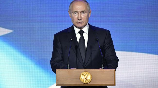 Президент РФ Владимир Путин выступает на торжественном приеме по случаю Дня Военно-морского флота РФ в Главном Адмиралтействе в Санкт-Петербурге. 28 июля 2019 Президент РФ Владимир Путин выступает на торжественном приеме по случаю Дня Военно-морского флота РФ в Главном Адмиралтействе в Санкт-Петербурге. 28 июля 2019