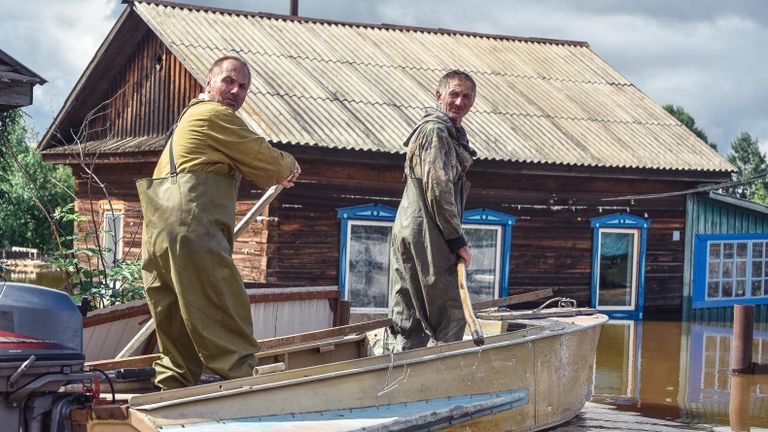 Местные жители плывут на лодке по затопленной улице в селе Норск в Селемджинском районе Амурской области Местные жители плывут на лодке по затопленной улице в селе Норск в Селемджинском районе Амурской области