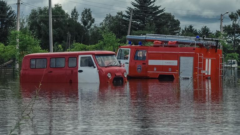 Затопленные пожарные автомобили в селе Норск в Селемджинском районе Амурской области Затопленные пожарные автомобили в селе Норск в Селемджинском районе Амурской области