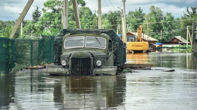 Затопленный автомобиль в селе Норск в Селемджинском районе Амурской области Затопленный автомобиль в селе Норск в Селемджинском районе Амурской области