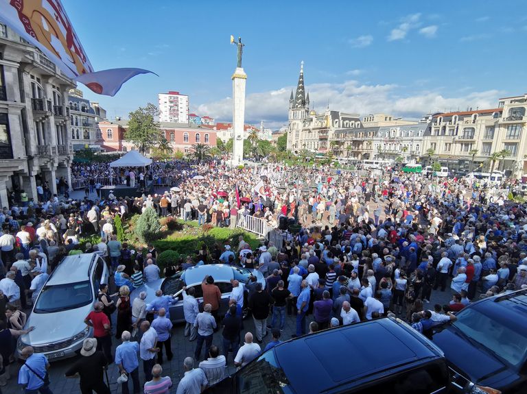 Участники митинга с требованием восстановить отношения с Россией в Батуми, Грузия. 28 июля 2019