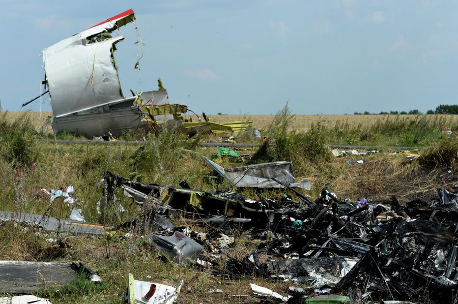 На месте крушения малайзийского Boeing 777 в районе деревни Грабово недалеко от Шахтерска в Донецкой области На месте крушения малайзийского Boeing 777 в районе деревни Грабово недалеко от Шахтерска в Донецкой области