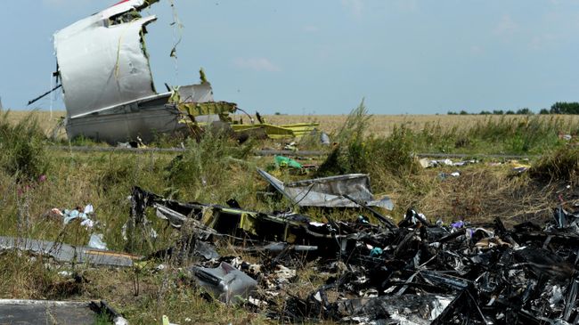 На месте крушения малайзийского Boeing 777 в районе деревни Грабово недалеко от Шахтерска в Донецкой области На месте крушения малайзийского Boeing 777 в районе деревни Грабово недалеко от Шахтерска в Донецкой области