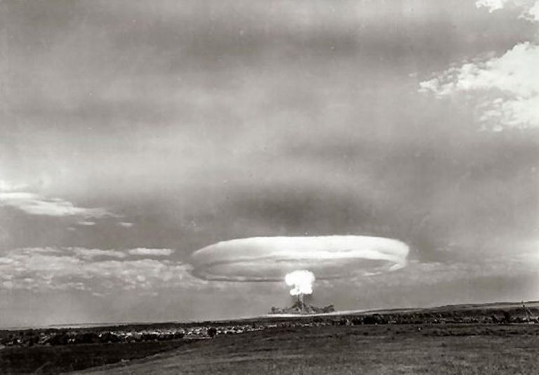 Испытания ядерной бомбы во время военных учений на Тоцком полигоне в 1954 Испытания ядерной бомбы во время военных учений на Тоцком полигоне в 1954