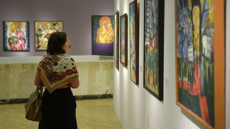 Посетительница во время открытия выставки русской художницы Наталии Гончаровой Между Востоком и Западом в Третьяковской галерее в Москве Посетительница во время открытия выставки русской художницы Наталии Гончаровой Между Востоком и Западом в Третьяковской галерее в Москве