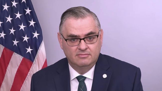 Стоп-кадр видео обращения Генерального консула США во Владивостоке Луи Кришока в связи с его назначением Стоп-кадр видео обращения Генерального консула США во Владивостоке Луи Кришока в связи с его назначением