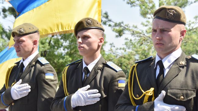 Военнослужащие на церемонии перезахоронения солдат, погибших в сражении при Бродах в июле 1944 года, в селе Красное Золочевского района Львовской области Военнослужащие на церемонии перезахоронения солдат, погибших в сражении при Бродах в июле 1944 года, в селе Красное Золочевского района Львовской области