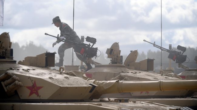 Военнослужащий команды армии Китая на танке Type 99 перед началом международных соревнований Танковый биатлон-2019 Военнослужащий команды армии Китая на танке Type 99 перед началом международных соревнований Танковый биатлон-2019