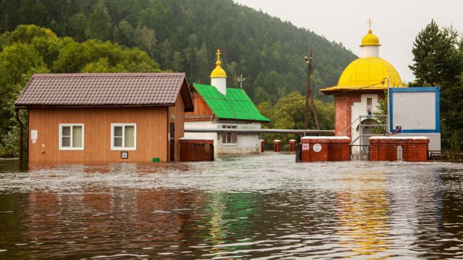 Подтопленные Часовня и водозабор в реке Олхе Иркутской области Подтопленные Часовня и водозабор в реке Олхе Иркутской области