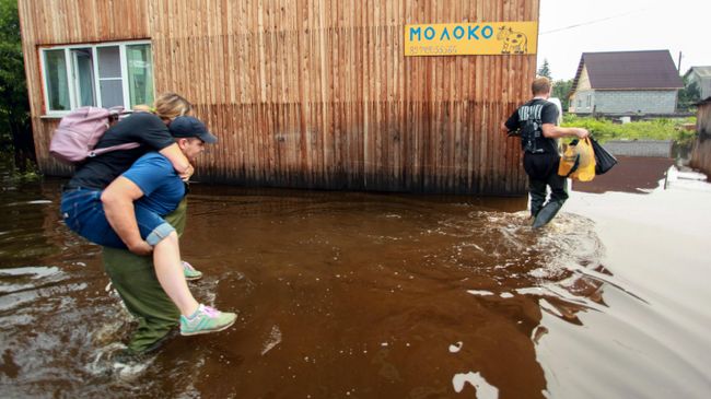 Местные жители в подтопленных жилых районах в поселке Большой Луг Иркутской области Местные жители в подтопленных жилых районах в поселке Большой Луг Иркутской области
