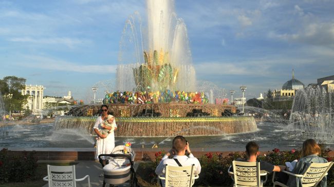 Люди отдыхают у фонтана Каменный цветок на ВДНХ в Москве