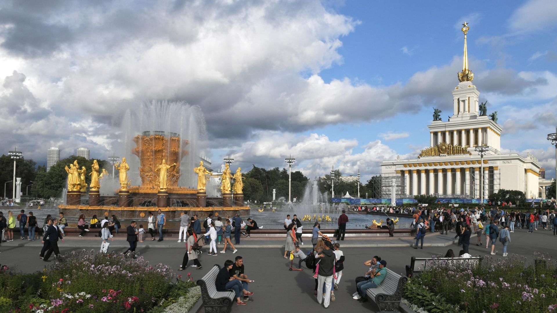 Фонтан Дружба народов и Центральный павильон на ВДНХ в Москве Фонтан Дружба народов и Центральный павильон на ВДНХ в Москве - РИА Новости, 1920, 15.06.2025