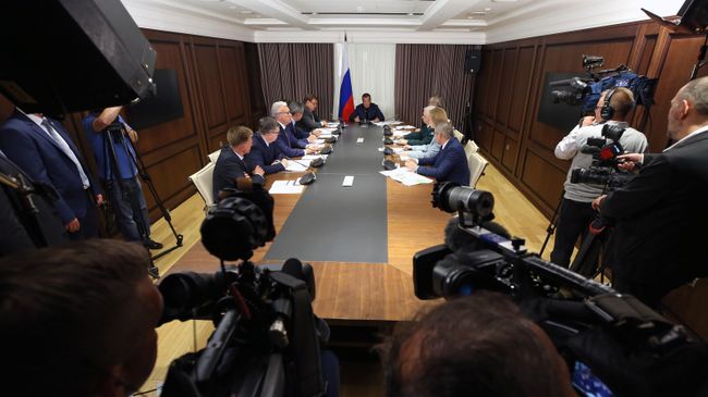 Председатель правительства РФ Дмитрий Медведев во время совещания по вопросам борьбы с лесными пожарами, затронувшими несколько регионов Сибири. 31 июля 2019 Председатель правительства РФ Дмитрий Медведев во время совещания по вопросам борьбы с лесными пожарами, затронувшими несколько регионов Сибири. 31 июля 2019