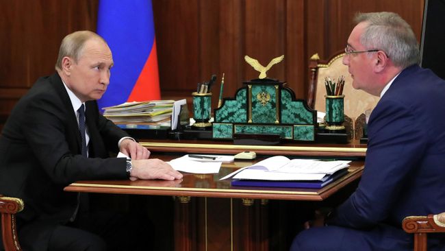 Владимир Путин и генеральный директор госкорпорации Роскосмос Дмитрий Рогозин во время встречи. 1 августа 2019 Владимир Путин и генеральный директор госкорпорации Роскосмос Дмитрий Рогозин во время встречи. 1 августа 2019