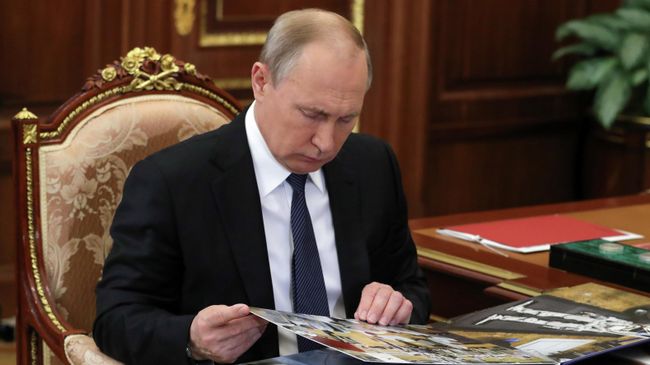 Владимир Путин во время встречи с генеральным директором госкорпорации Роскосмос Дмитрием Рогозиным. 1 августа 2019 Владимир Путин во время встречи с генеральным директором госкорпорации Роскосмос Дмитрием Рогозиным. 1 августа 2019