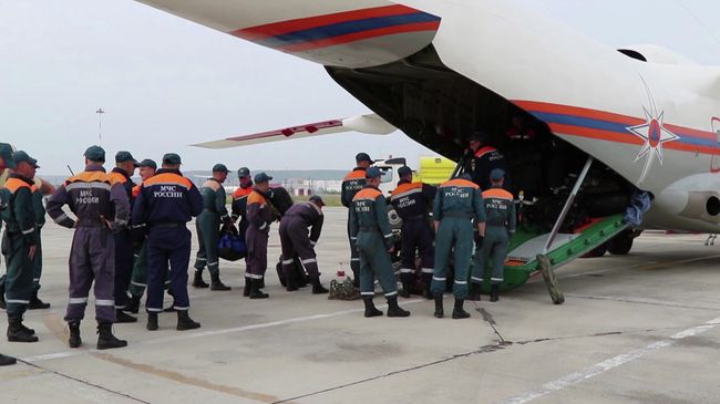 Сотрудники МЧС, прибывшие в Красноярский край для ликвидации лесных пожаров. Стоп-кадр с видео, предоставленного МЧС России Сотрудники МЧС, прибывшие в Красноярский край для ликвидации лесных пожаров. Стоп-кадр с видео, предоставленного МЧС России