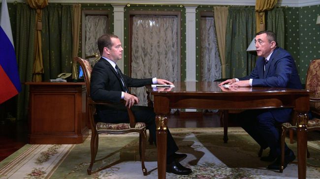 Председатель правительства РФ Дмитрий Медведев и временно исполняющий обязанности губернатора Сахалинской области Валерий Лимаренко во время встречи в Южно-Сахалинске. 1 августа 2019