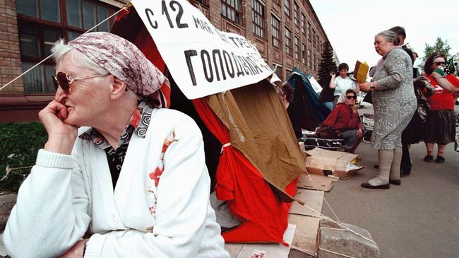 Пожилая женщина во время объявления голодовки. 1997 год Пожилая женщина во время объявления голодовки. 1997 год