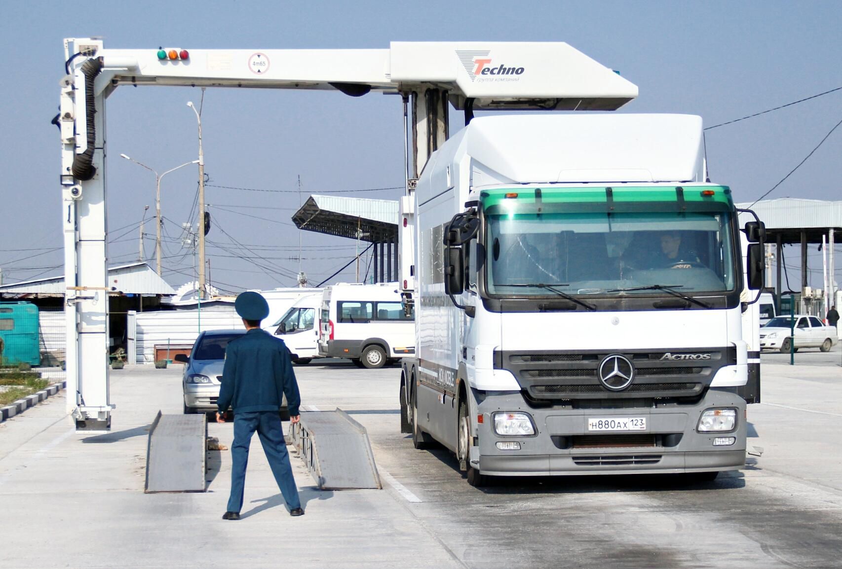 Автомобили на пункте пропуска Джанкой на границе России и Украины Автомобили на пункте пропуска Джанкой на границе России и Украины - РИА Новости, 1920, 05.07.2021