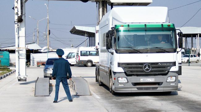 Автомобили на пункте пропуска на границе России и Украины Автомобили на пункте пропуска на границе России и Украины