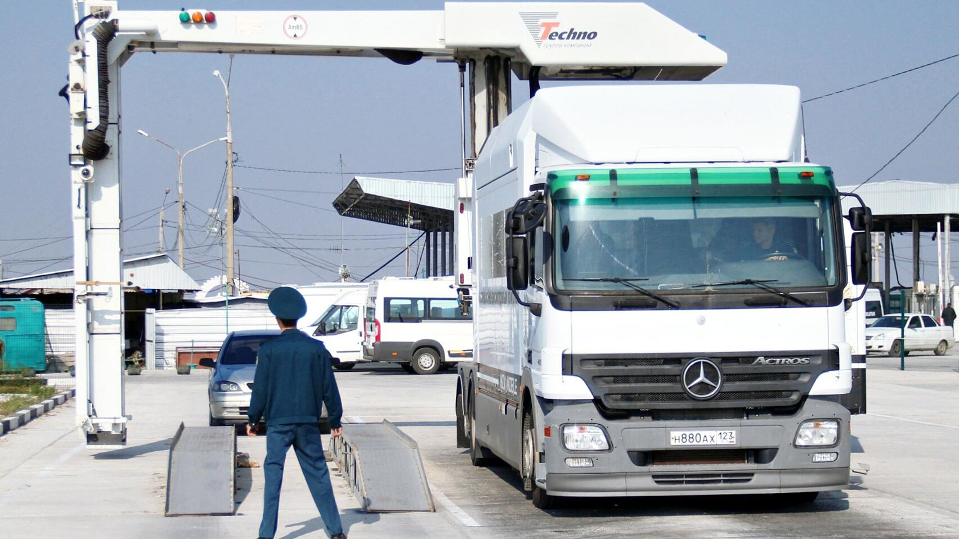 Автомобили на пункте пропуска Джанкой на границе России и Украины Автомобили на пункте пропуска Джанкой на границе России и Украины - РИА Новости, 1920, 03.08.2019