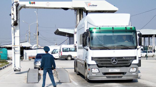 Автомобили на пункте пропуска Джанкой на границе России и Украины Автомобили на пункте пропуска Джанкой на границе России и Украины