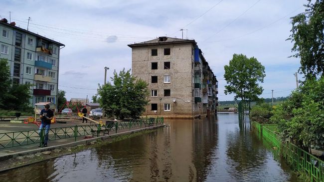 Затопленная улица в городе Тулун в Иркутской области Затопленная улица в городе Тулун в Иркутской области