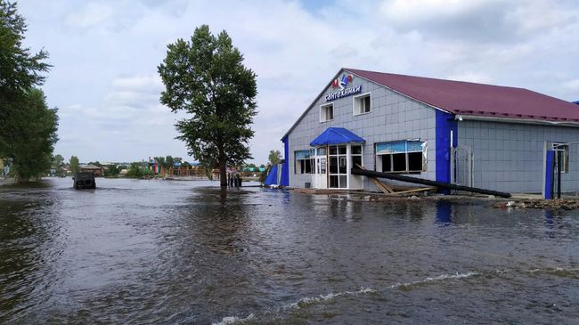 Затопленная улица в городе Тулун в Иркутской области Затопленная улица в городе Тулун в Иркутской области
