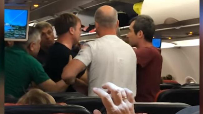 Драка россиян на борту самолета в Турции попала на видео Драка россиян на борту самолета в Турции попала на видео