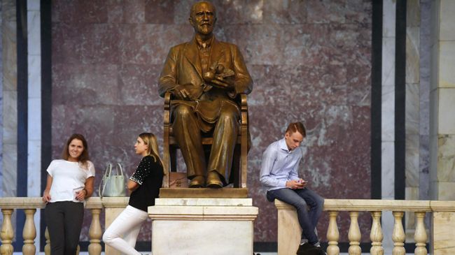 Студенты в Московском государственном университете имени М. В. Ломоносова Студенты в Московском государственном университете имени М. В. Ломоносова