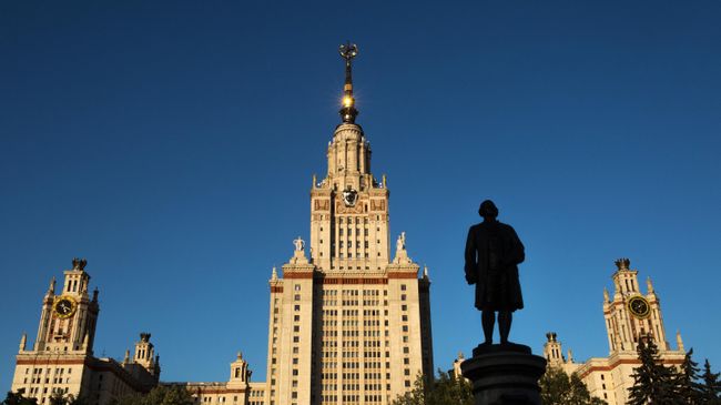 Памятник М.В. Ломоносову перед главным зданием Московского государственного университета на Воробьевых горах в Москве Памятник М.В. Ломоносову перед главным зданием Московского государственного университета на Воробьевых горах в Москве