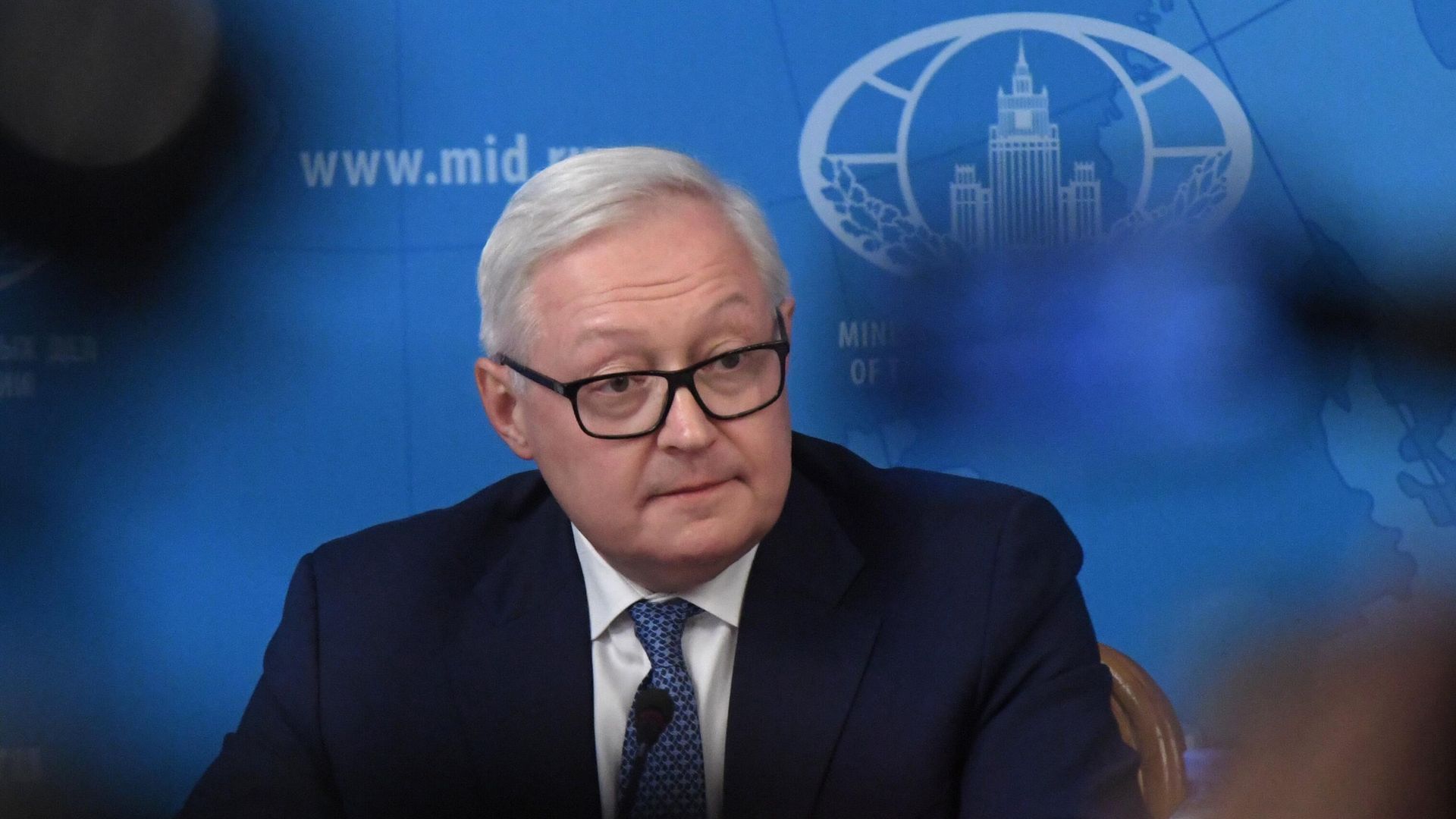 Заместитель министра иностранных дел России Сергей Рябков во время брифинга в связи с прекращением действия Договора о РСМД Заместитель министра иностранных дел России Сергей Рябков во время брифинга в связи с прекращением действия Договора о РСМД - РИА Новости, 1920, 21.09.2020